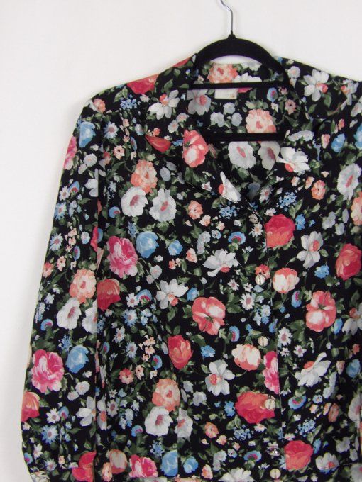 Chemise noire a motifs fleuries colorés 